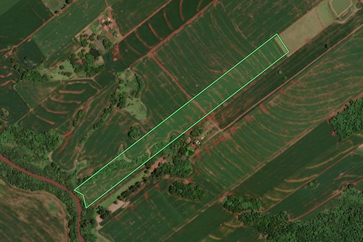 Imagem de satélite do imóvel rural em Jesuítas (PR), com o contorno declarado no CAR desenhado por cima.