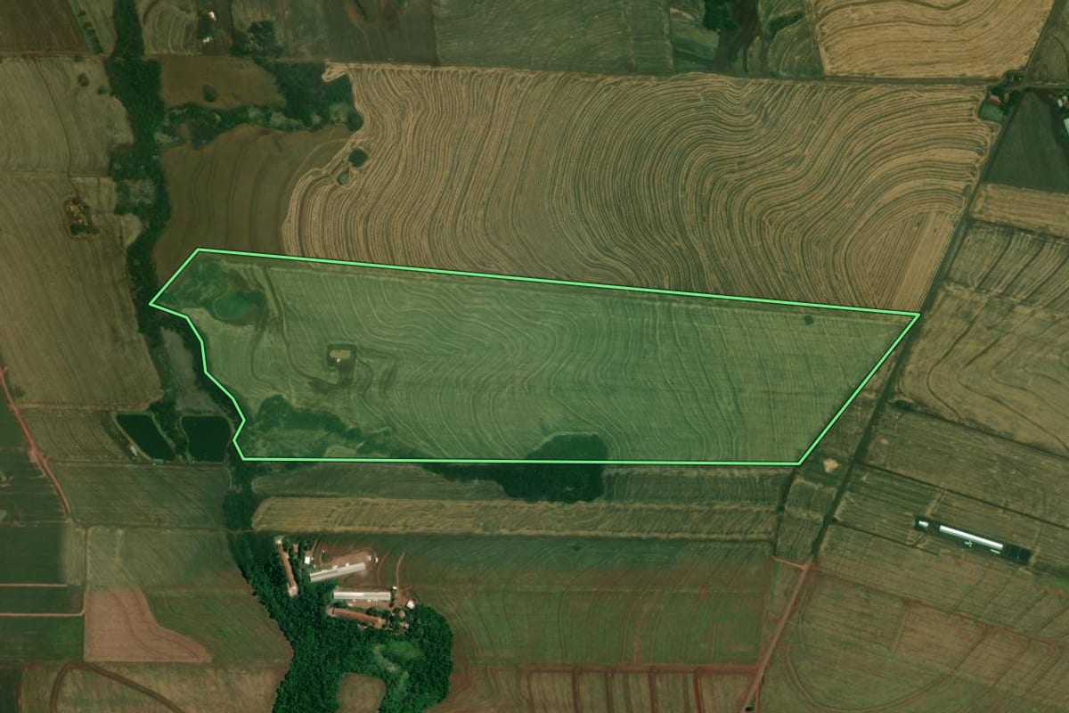 Imagem de satélite do imóvel rural em Jesuítas (PR), com o contorno declarado no CAR desenhado por cima.