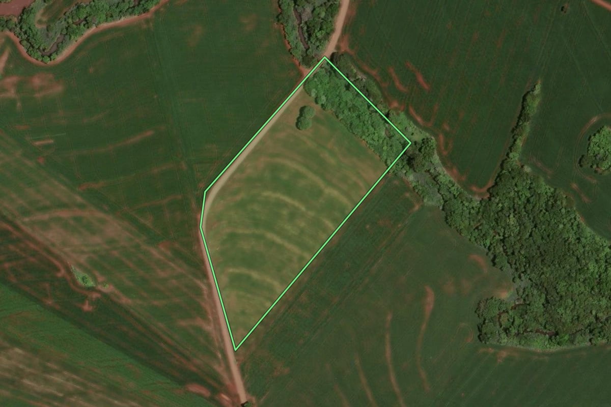 Imagem de satélite do imóvel rural em Jesuítas (PR), com o contorno declarado no CAR desenhado por cima.