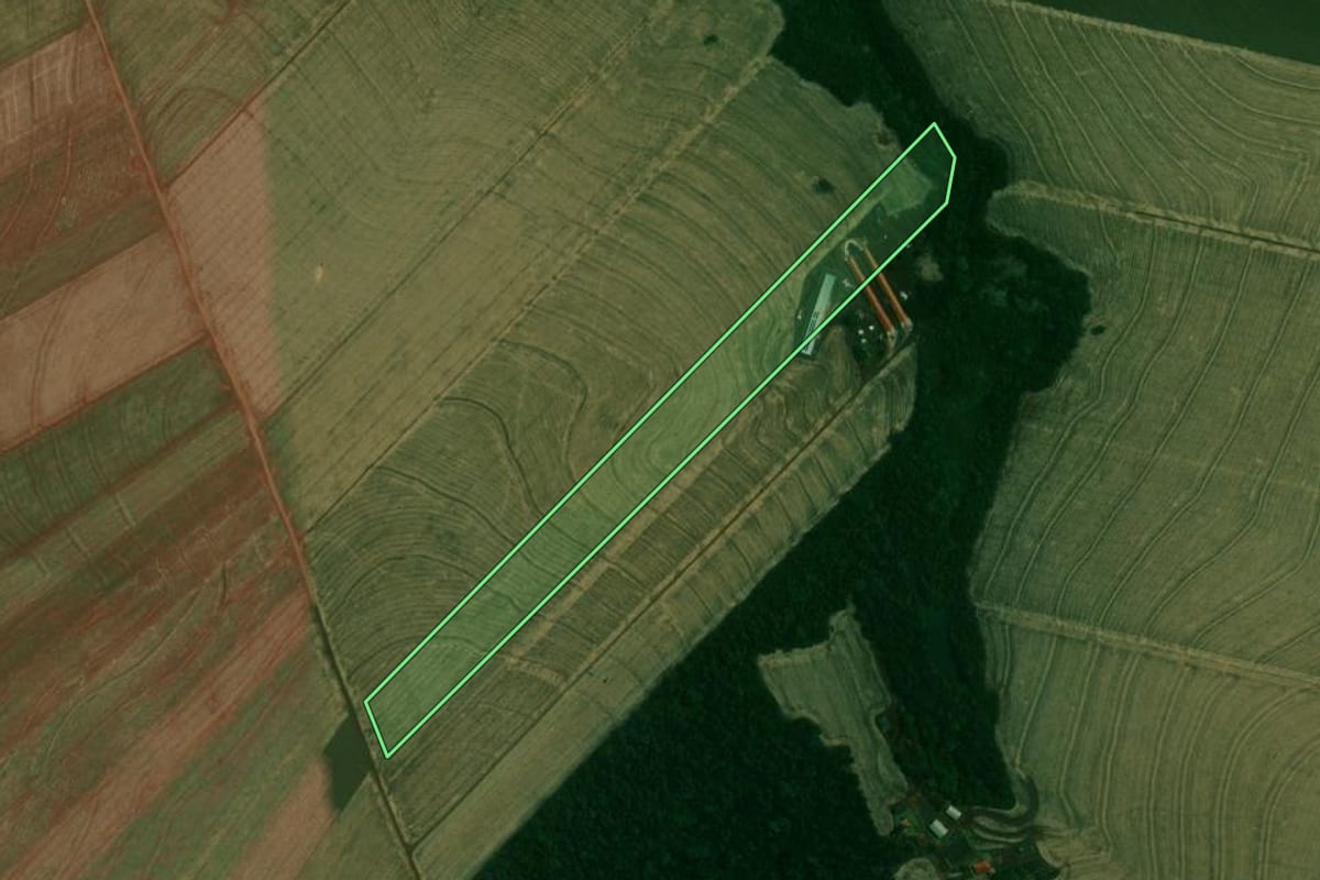 Imagem de satélite do imóvel rural em Jesuítas (PR), com o contorno declarado no CAR desenhado por cima.