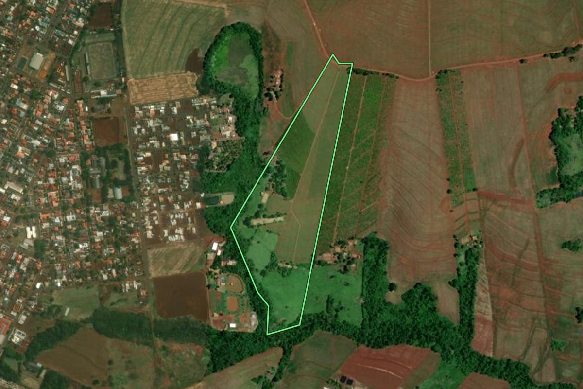 Imagem de satélite do imóvel rural em Jesuítas (PR), com o contorno declarado no CAR desenhado por cima.