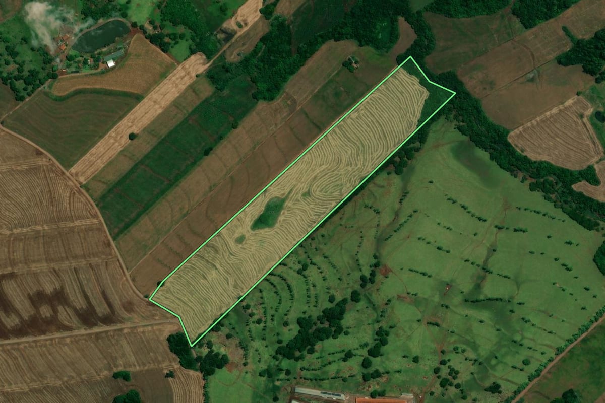 Imagem de satélite do imóvel rural em Jesuítas (PR), com o contorno declarado no CAR desenhado por cima.