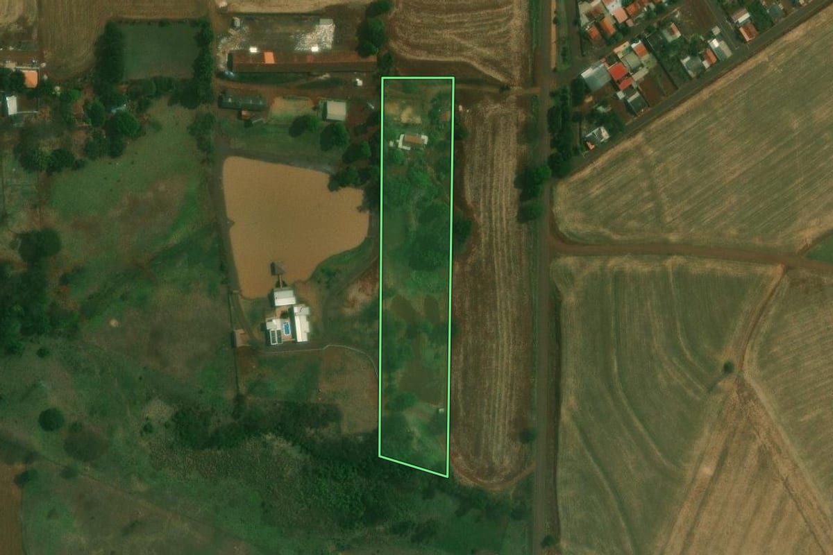 Imagem de satélite do imóvel rural em Jesuítas (PR), com o contorno declarado no CAR desenhado por cima.