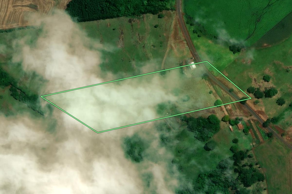 Imagem de satélite do imóvel rural em Jesuítas (PR), com o contorno declarado no CAR desenhado por cima.