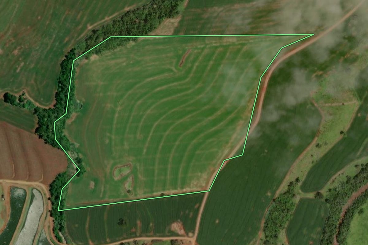 Imagem de satélite do imóvel rural em Jesuítas (PR), com o contorno declarado no CAR desenhado por cima.