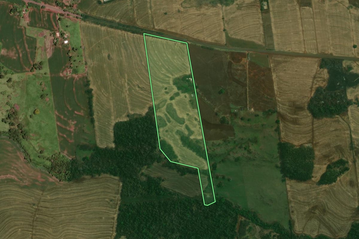 Imagem de satélite do imóvel rural em Jesuítas (PR), com o contorno declarado no CAR desenhado por cima.