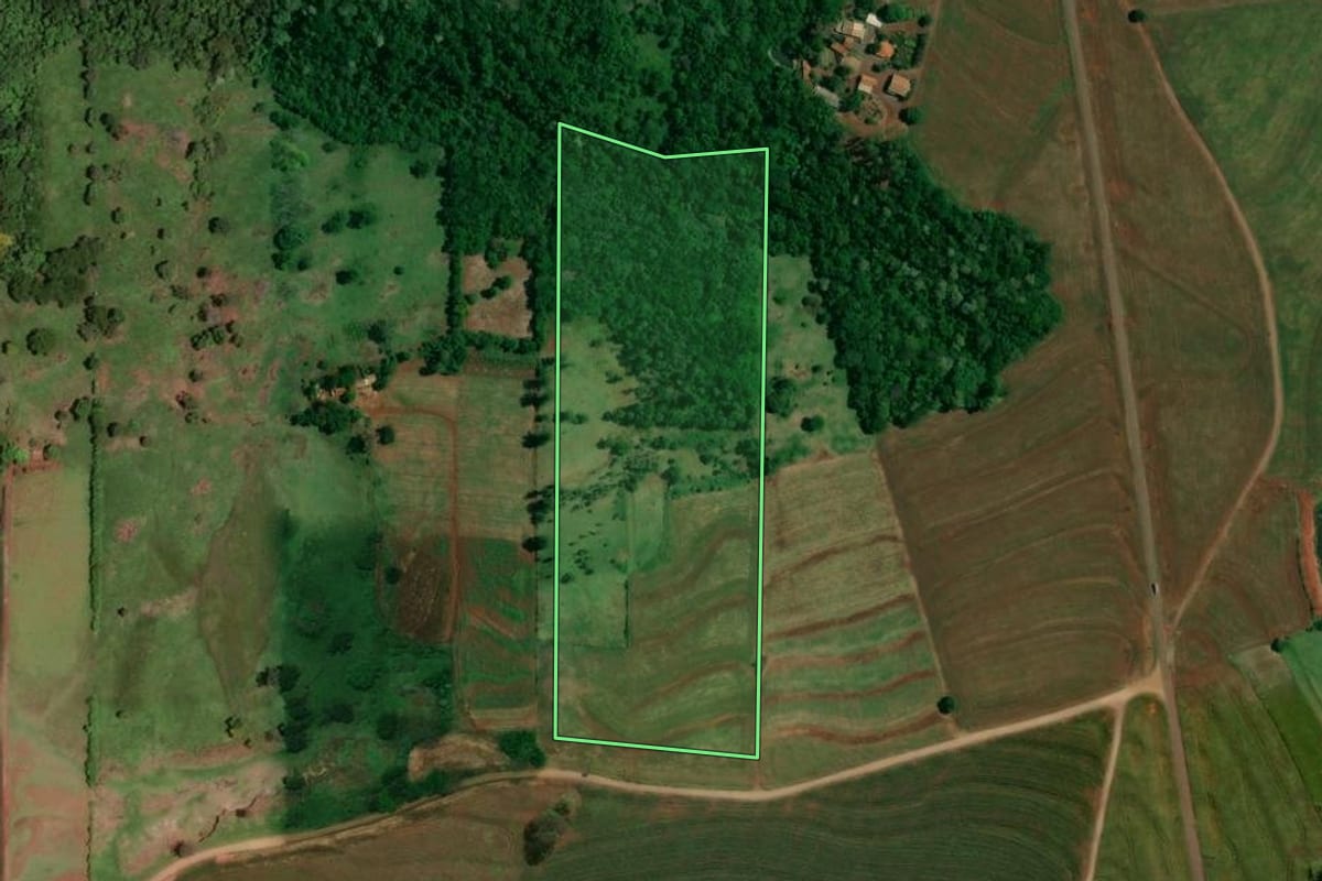 Imagem de satélite do imóvel rural em Jesuítas (PR), com o contorno declarado no CAR desenhado por cima.