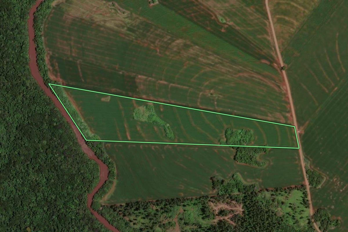 Imagem de satélite do imóvel rural em Jesuítas (PR), com o contorno declarado no CAR desenhado por cima.