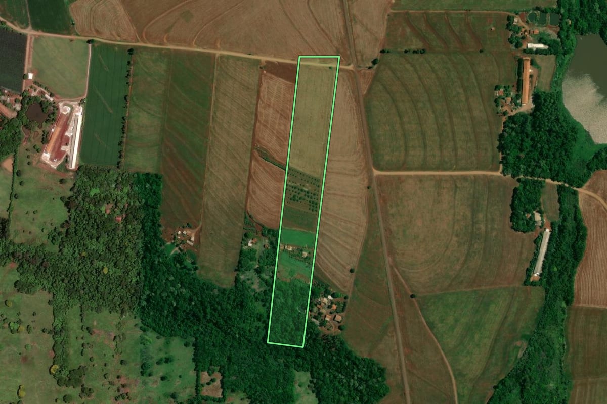 Imagem de satélite do imóvel rural em Jesuítas (PR), com o contorno declarado no CAR desenhado por cima.