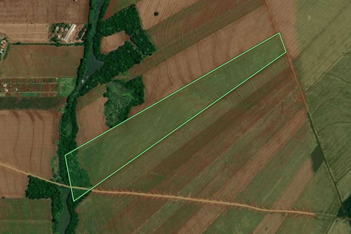 Imagem de satélite do imóvel rural em Jesuítas (PR), com o contorno declarado no CAR desenhado por cima.
