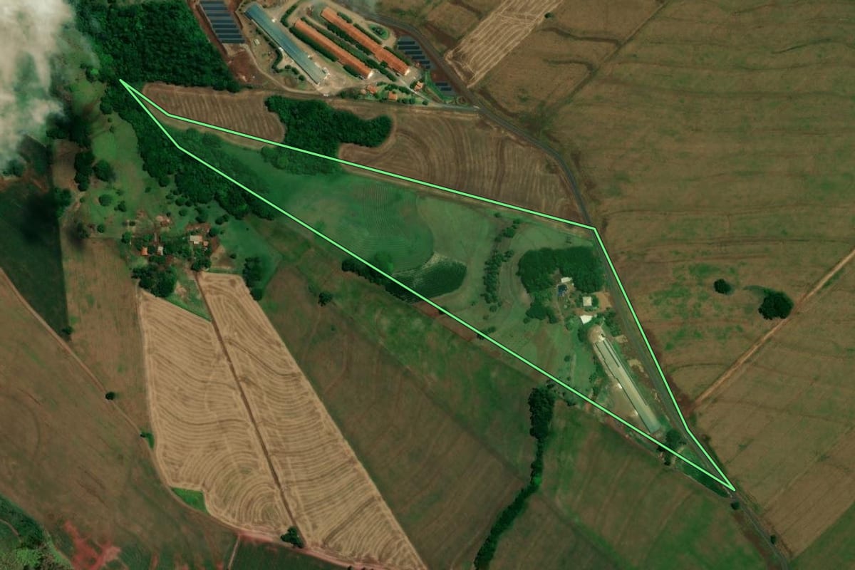 Imagem de satélite do imóvel rural em Jesuítas (PR), com o contorno declarado no CAR desenhado por cima.