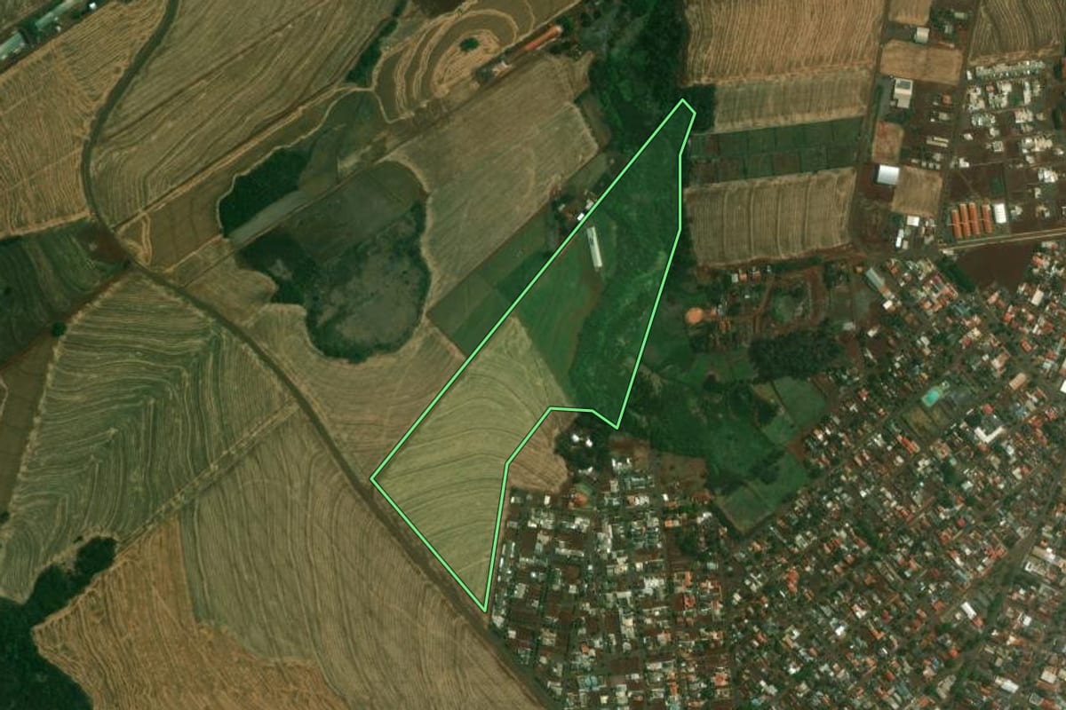 Imagem de satélite do imóvel rural em Jesuítas (PR), com o contorno declarado no CAR desenhado por cima.