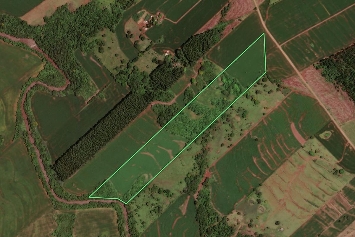 Imagem de satélite do imóvel rural em Jesuítas (PR), com o contorno declarado no CAR desenhado por cima.