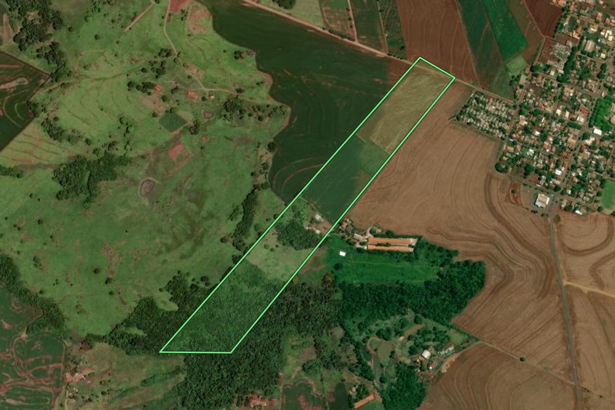 Imagem de satélite do imóvel rural em Jesuítas (PR), com o contorno declarado no CAR desenhado por cima.