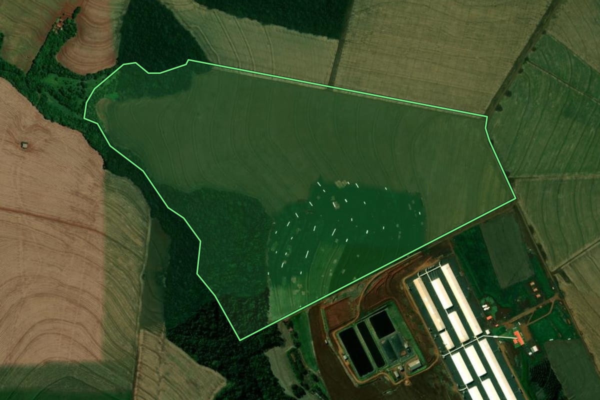 Imagem de satélite do imóvel rural em Jesuítas (PR), com o contorno declarado no CAR desenhado por cima.