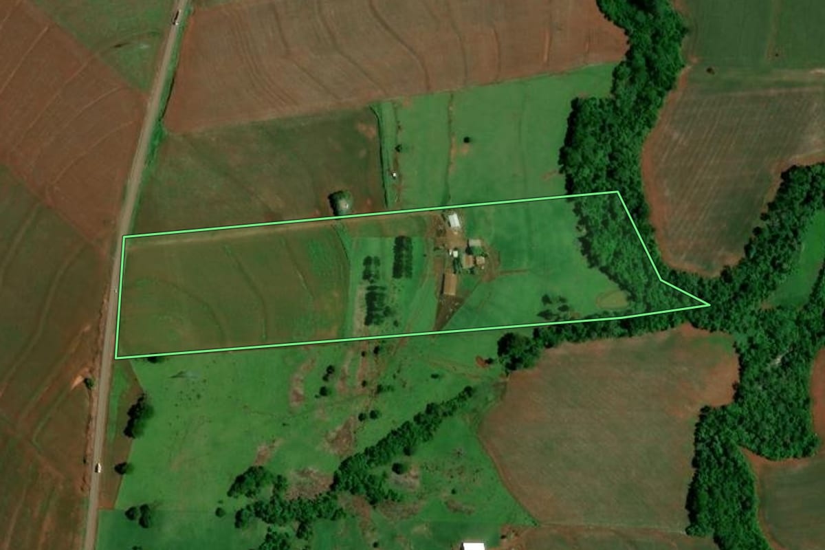 Imagem de satélite do imóvel rural em Jesuítas (PR), com o contorno declarado no CAR desenhado por cima.
