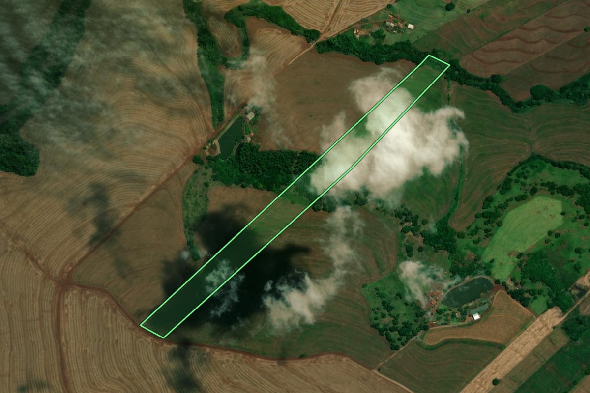 Imagem de satélite do imóvel rural em Jesuítas (PR), com o contorno declarado no CAR desenhado por cima.