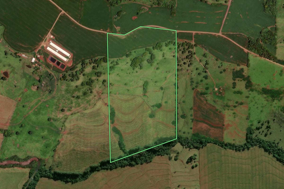 Imagem de satélite do imóvel rural em Jesuítas (PR), com o contorno declarado no CAR desenhado por cima.