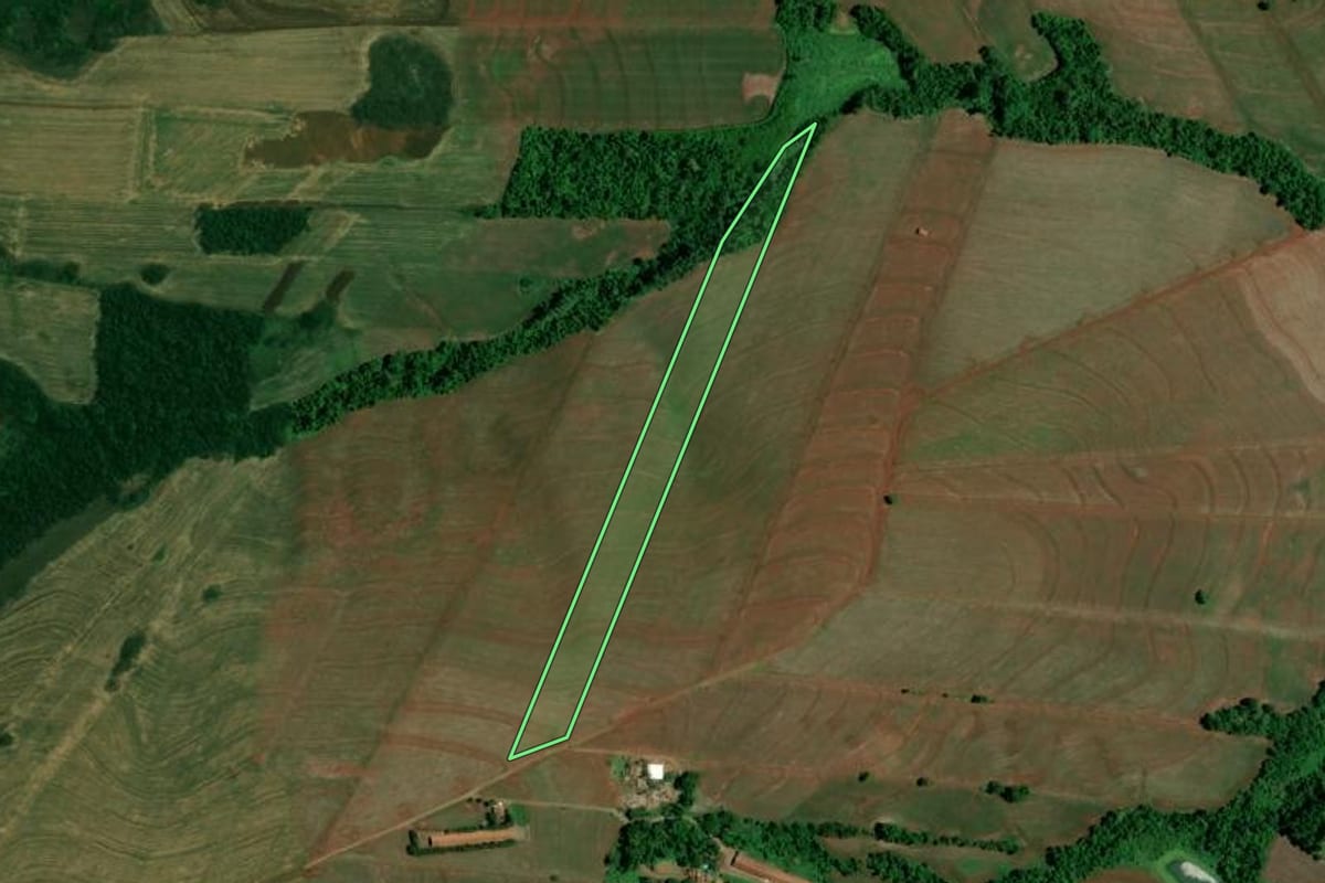 Imagem de satélite do imóvel rural em Jesuítas (PR), com o contorno declarado no CAR desenhado por cima.