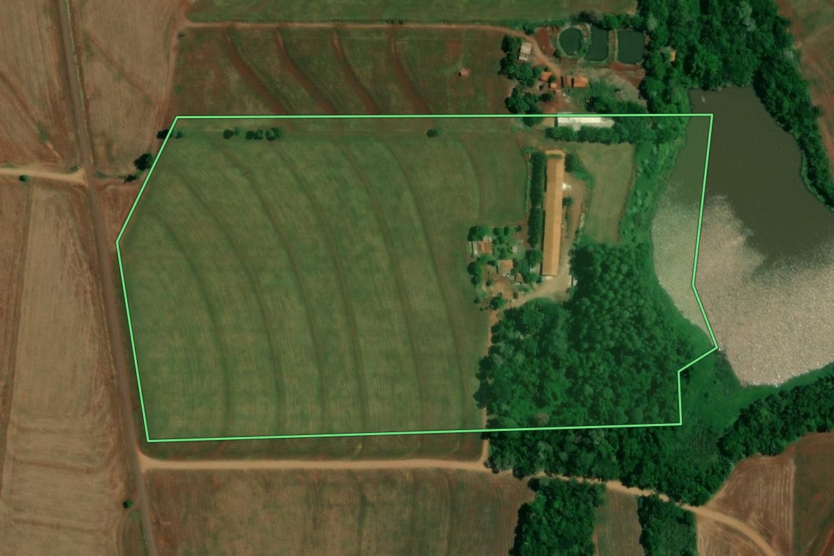 Imagem de satélite do imóvel rural em Jesuítas (PR), com o contorno declarado no CAR desenhado por cima.