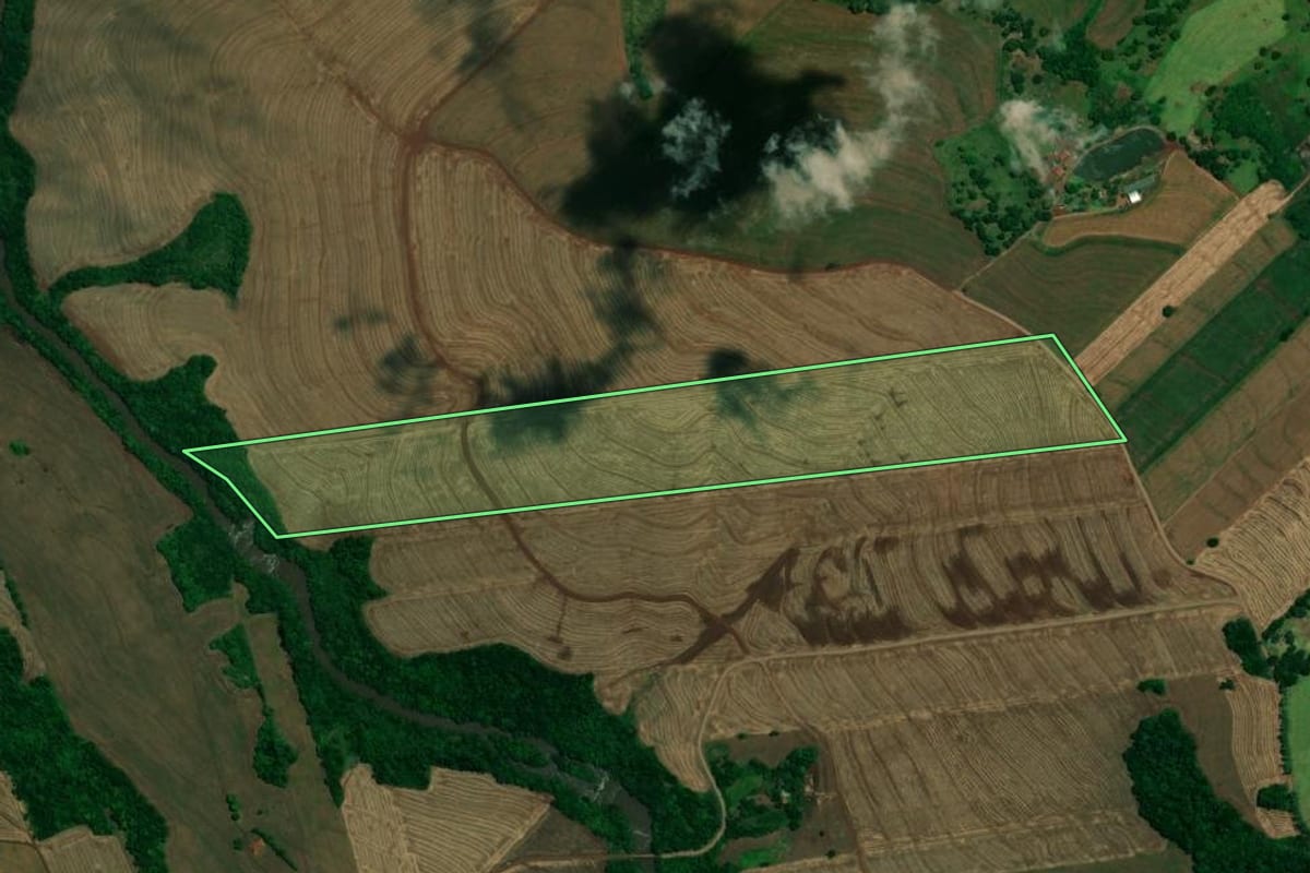 Imagem de satélite do imóvel rural em Jesuítas (PR), com o contorno declarado no CAR desenhado por cima.