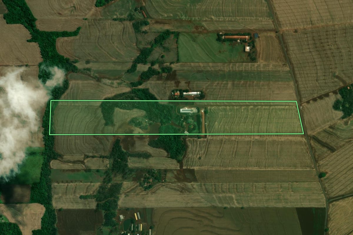 Imagem de satélite do imóvel rural em Jesuítas (PR), com o contorno declarado no CAR desenhado por cima.