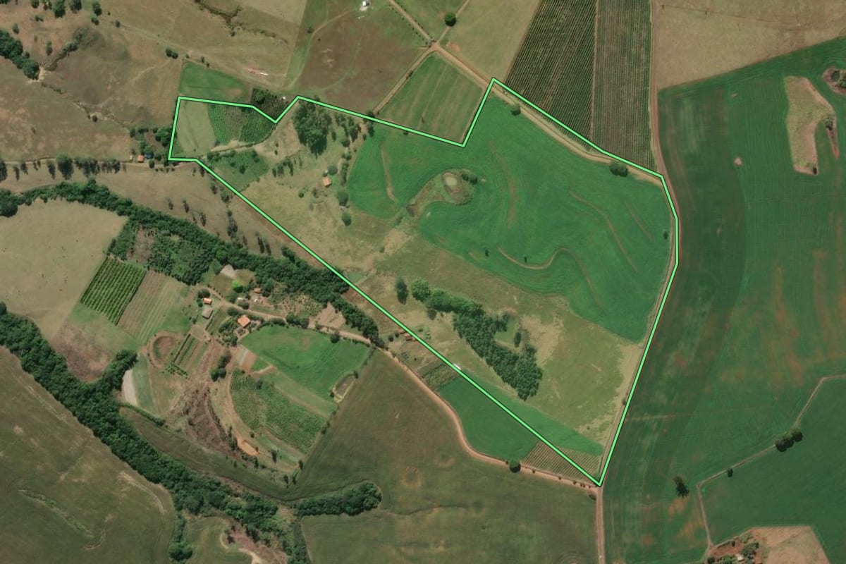 Imagem de satélite do imóvel rural em Joaquim Távora (PR), com o contorno declarado no CAR desenhado por cima.