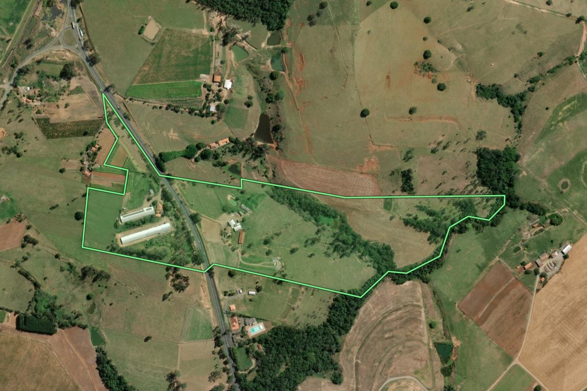 Imagem de satélite do imóvel rural em Joaquim Távora (PR), com o contorno declarado no CAR desenhado por cima.