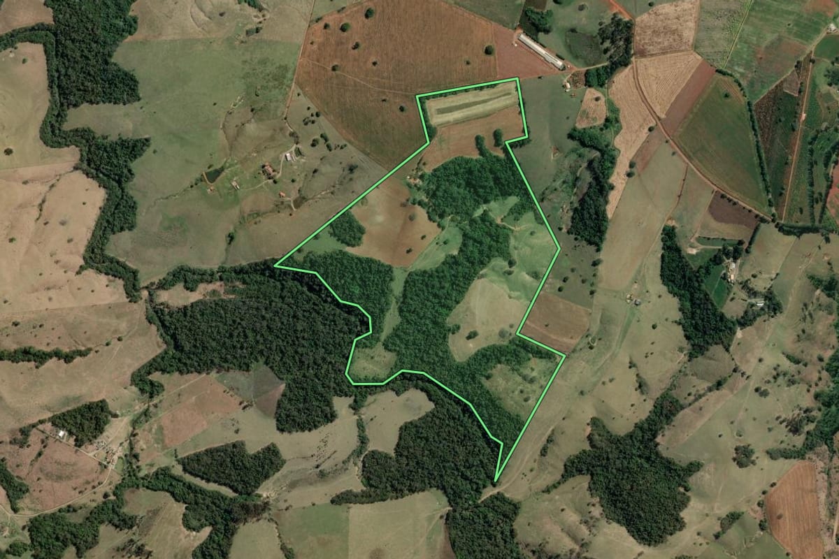 Imagem de satélite do imóvel rural em Joaquim Távora (PR), com o contorno declarado no CAR desenhado por cima.