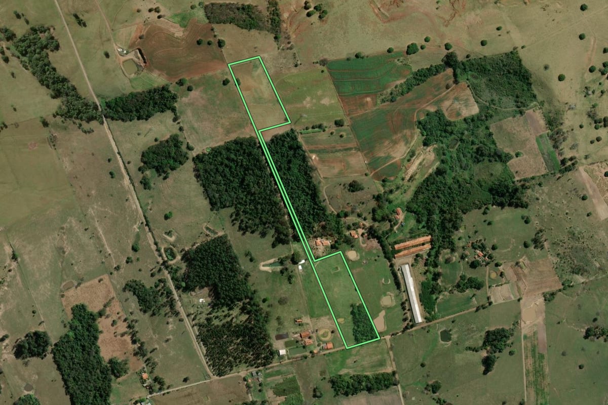 Imagem de satélite do imóvel rural em Joaquim Távora (PR), com o contorno declarado no CAR desenhado por cima.