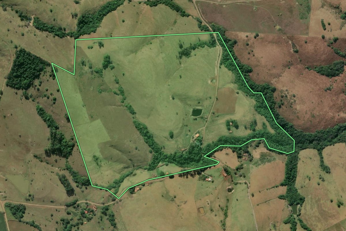 Imagem de satélite do imóvel rural em Joaquim Távora (PR), com o contorno declarado no CAR desenhado por cima.