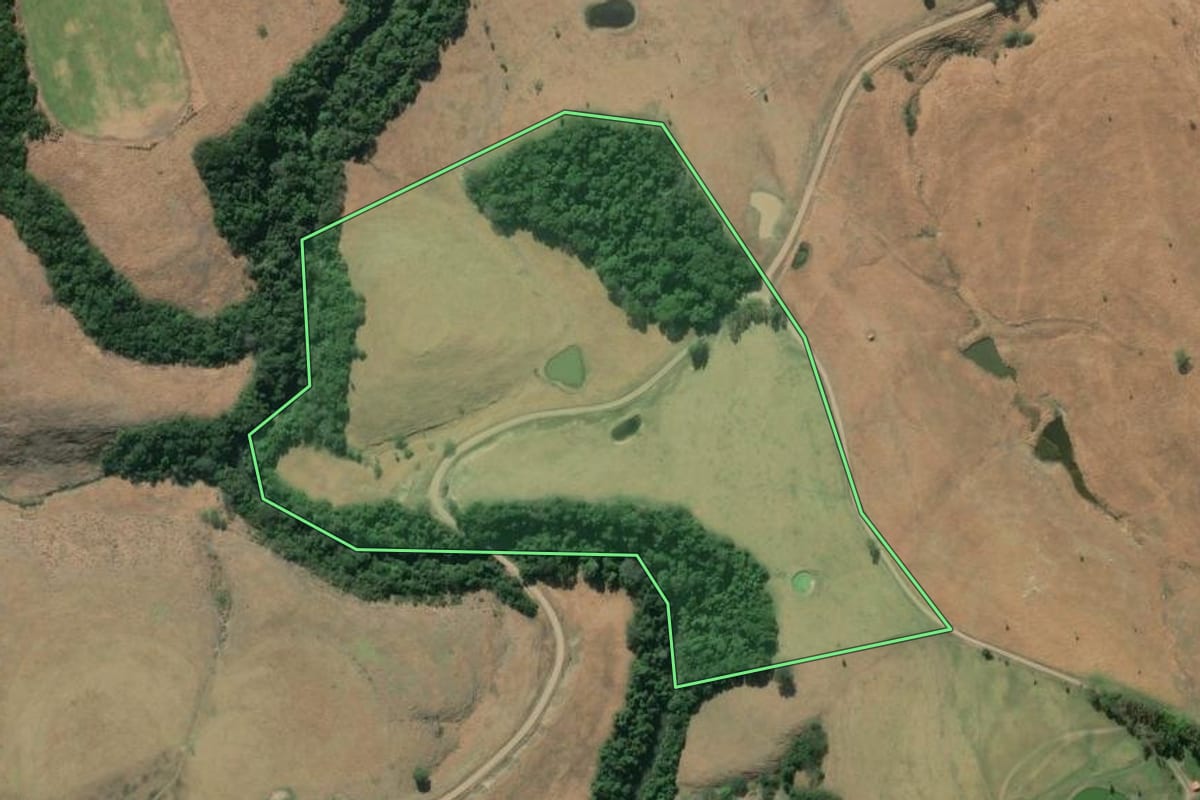 Imagem de satélite do imóvel rural em Joaquim Távora (PR), com o contorno declarado no CAR desenhado por cima.