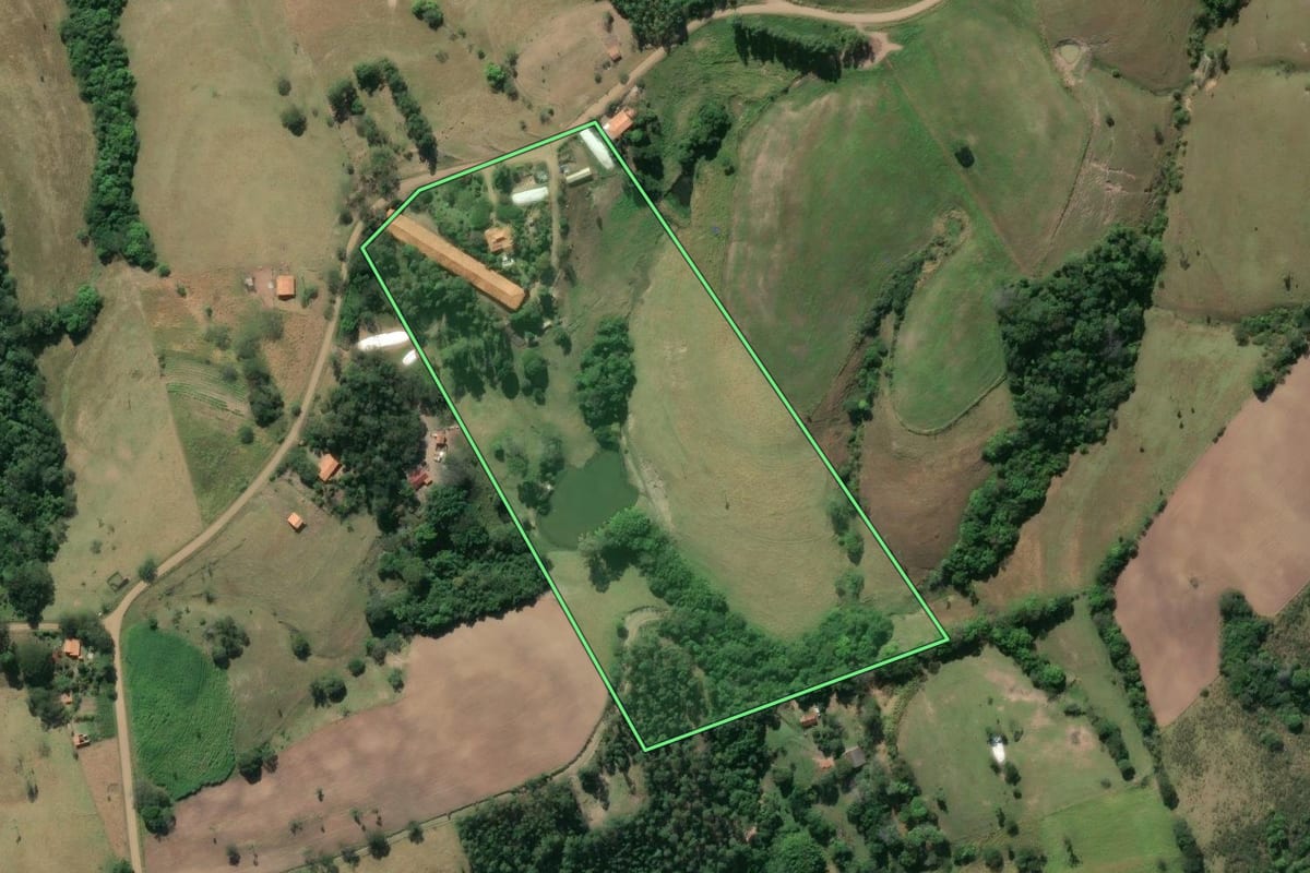 Imagem de satélite do imóvel rural em Joaquim Távora (PR), com o contorno declarado no CAR desenhado por cima.