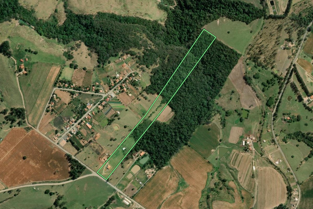 Imagem de satélite do imóvel rural em Joaquim Távora (PR), com o contorno declarado no CAR desenhado por cima.