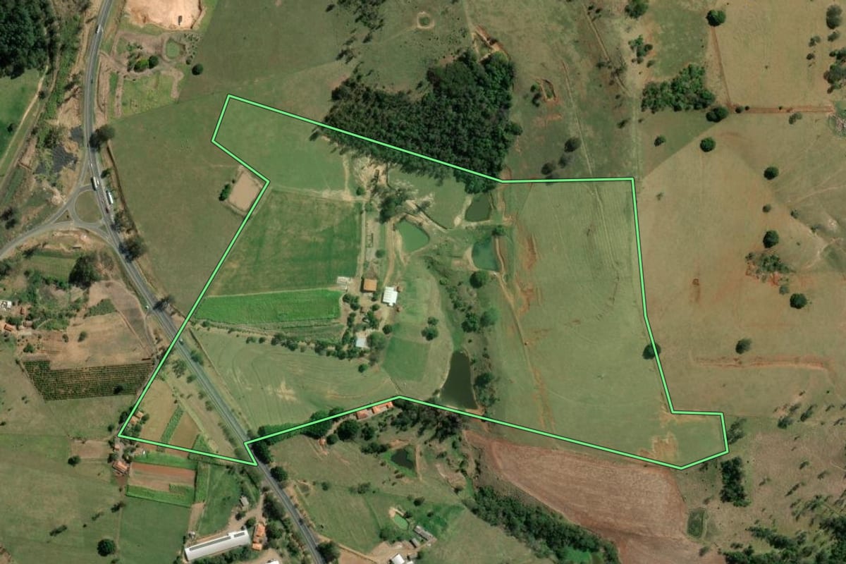Imagem de satélite do imóvel rural em Joaquim Távora (PR), com o contorno declarado no CAR desenhado por cima.
