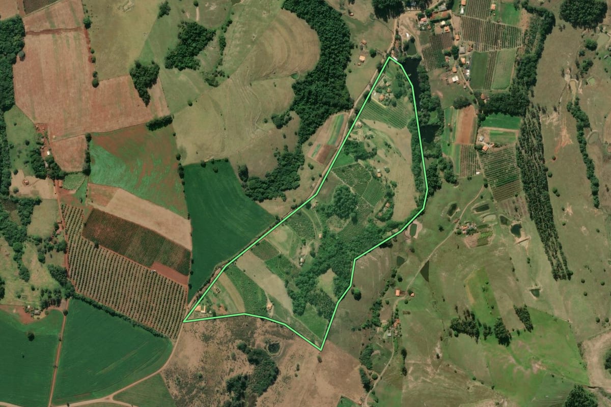 Imagem de satélite do imóvel rural em Joaquim Távora (PR), com o contorno declarado no CAR desenhado por cima.