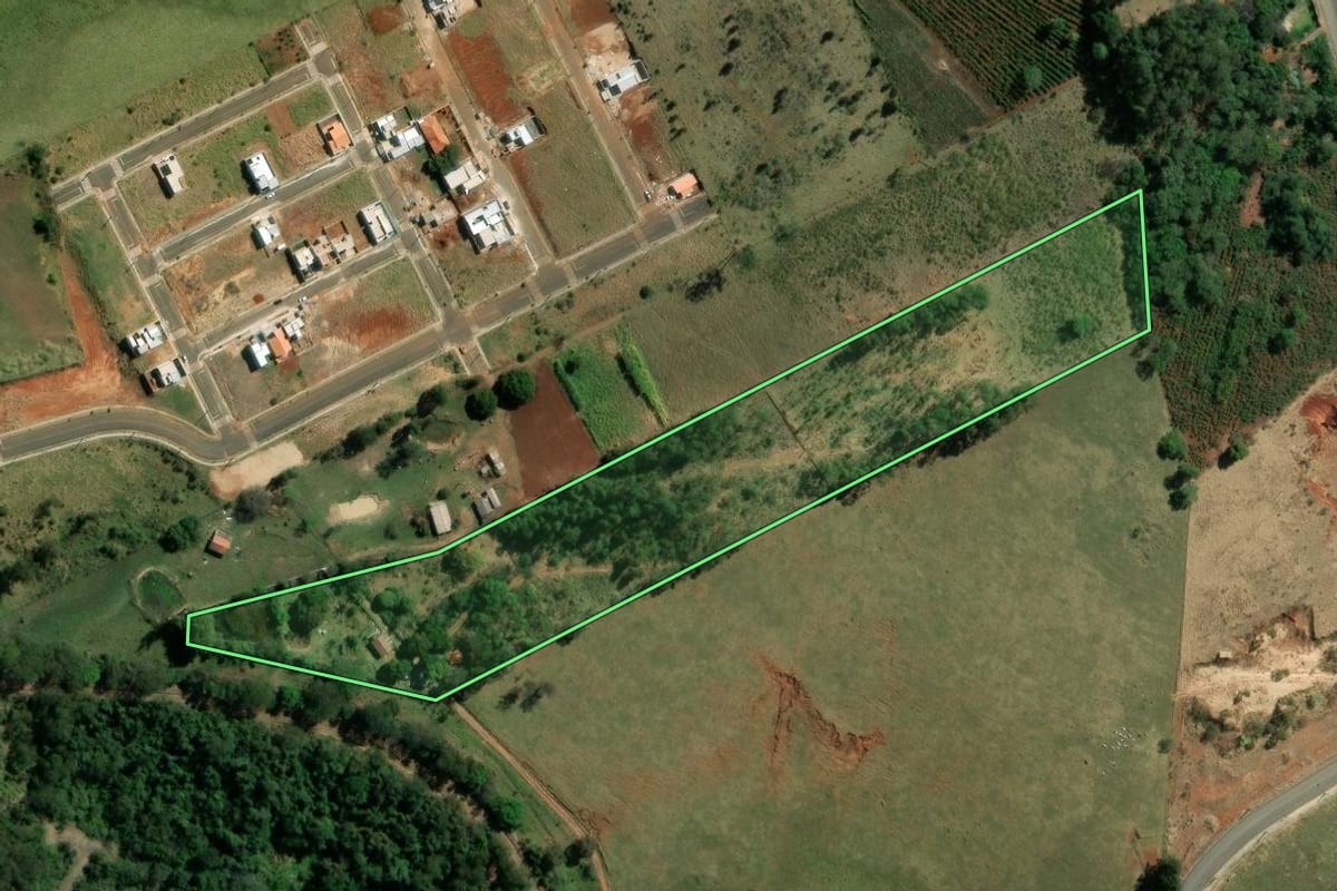 Imagem de satélite do imóvel rural em Joaquim Távora (PR), com o contorno declarado no CAR desenhado por cima.