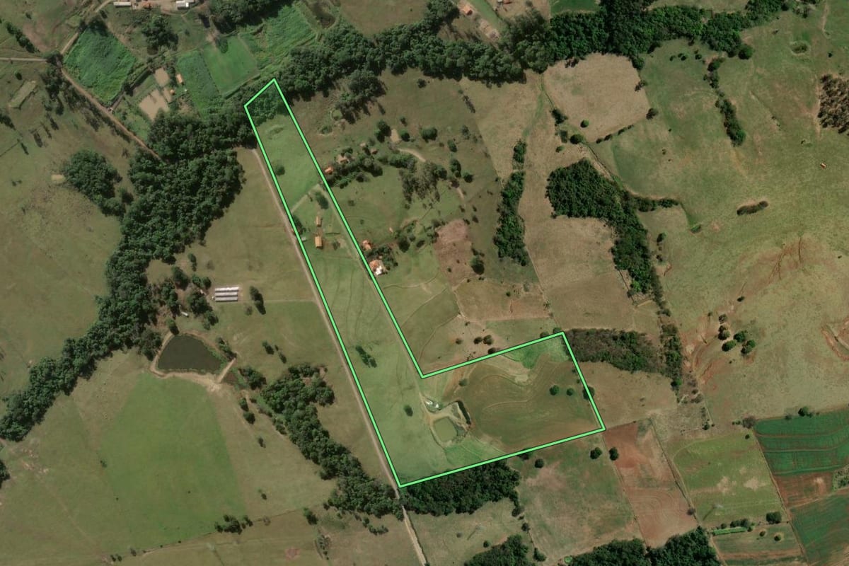 Imagem de satélite do imóvel rural em Joaquim Távora (PR), com o contorno declarado no CAR desenhado por cima.