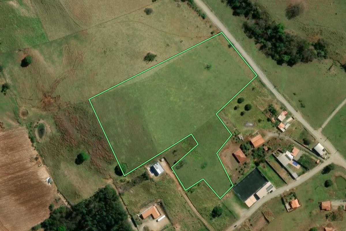 Imagem de satélite do imóvel rural em Joaquim Távora (PR), com o contorno declarado no CAR desenhado por cima.