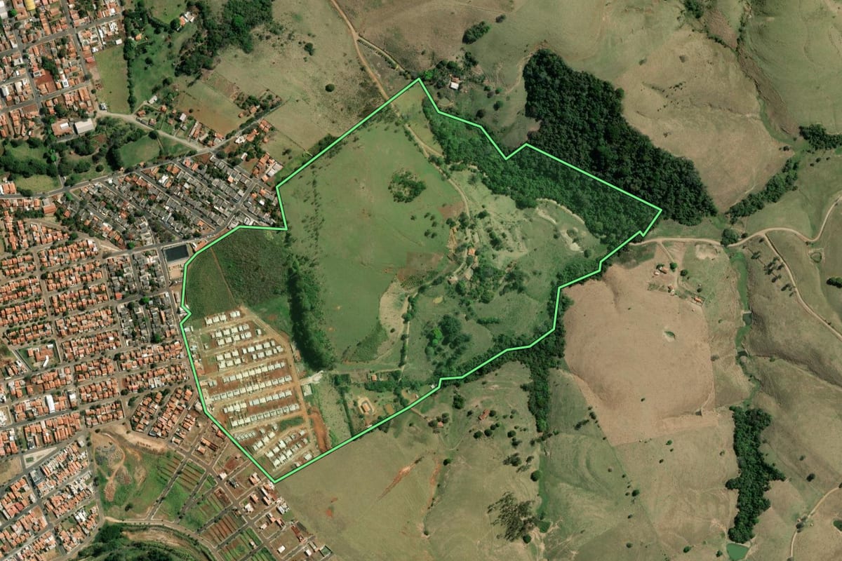 Imagem de satélite do imóvel rural em Joaquim Távora (PR), com o contorno declarado no CAR desenhado por cima.