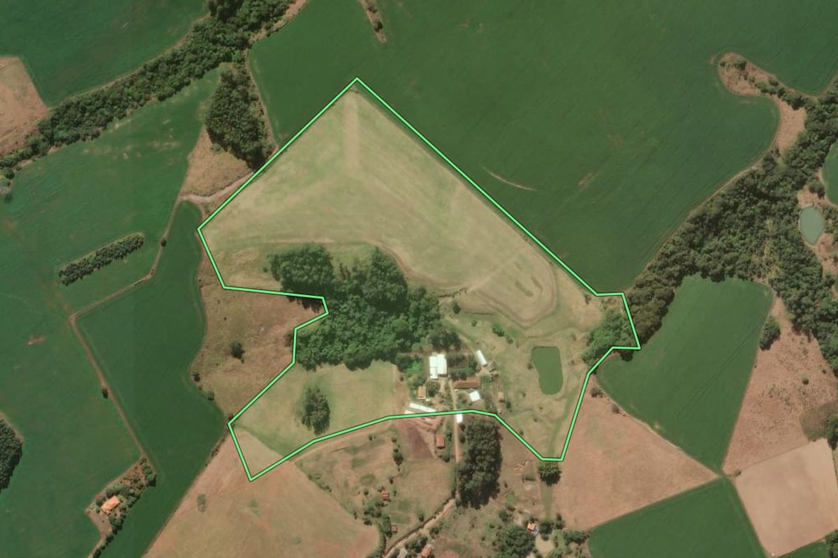 Imagem de satélite do imóvel rural em Joaquim Távora (PR), com o contorno declarado no CAR desenhado por cima.