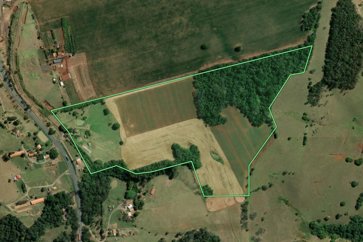 Imagem de satélite do imóvel rural em Joaquim Távora (PR), com o contorno declarado no CAR desenhado por cima.