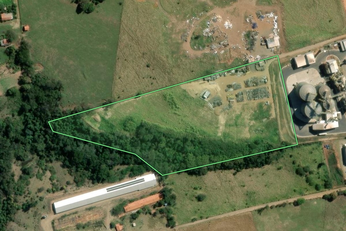 Imagem de satélite do imóvel rural em Joaquim Távora (PR), com o contorno declarado no CAR desenhado por cima.