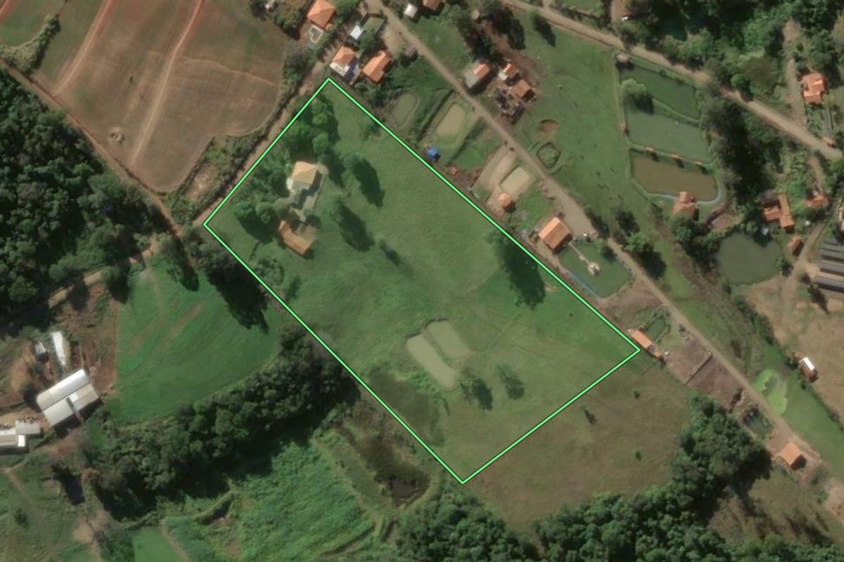 Imagem de satélite do imóvel rural em Joaquim Távora (PR), com o contorno declarado no CAR desenhado por cima.