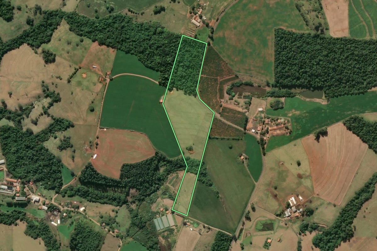 Imagem de satélite do imóvel rural em Joaquim Távora (PR), com o contorno declarado no CAR desenhado por cima.