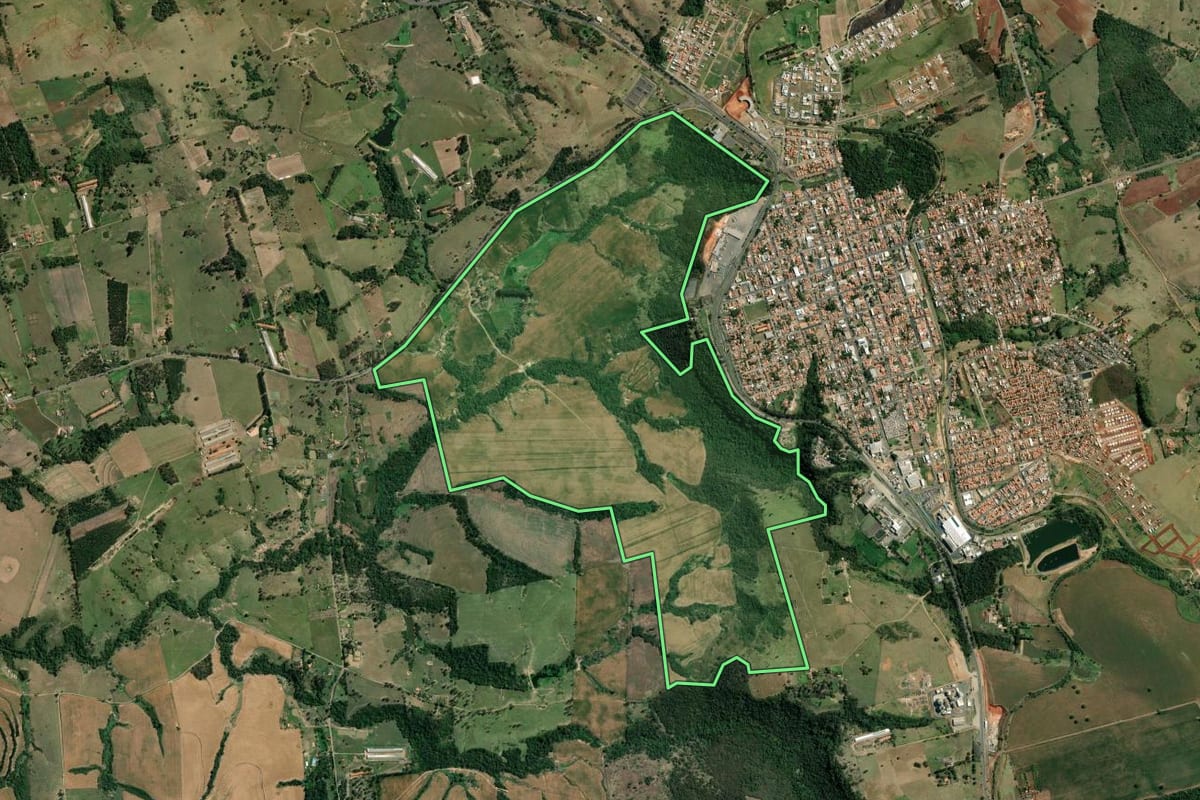 Imagem de satélite do imóvel rural em Joaquim Távora (PR), com o contorno declarado no CAR desenhado por cima.