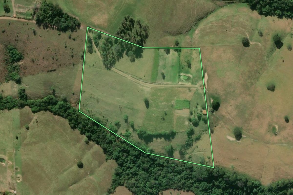 Imagem de satélite do imóvel rural em Joaquim Távora (PR), com o contorno declarado no CAR desenhado por cima.