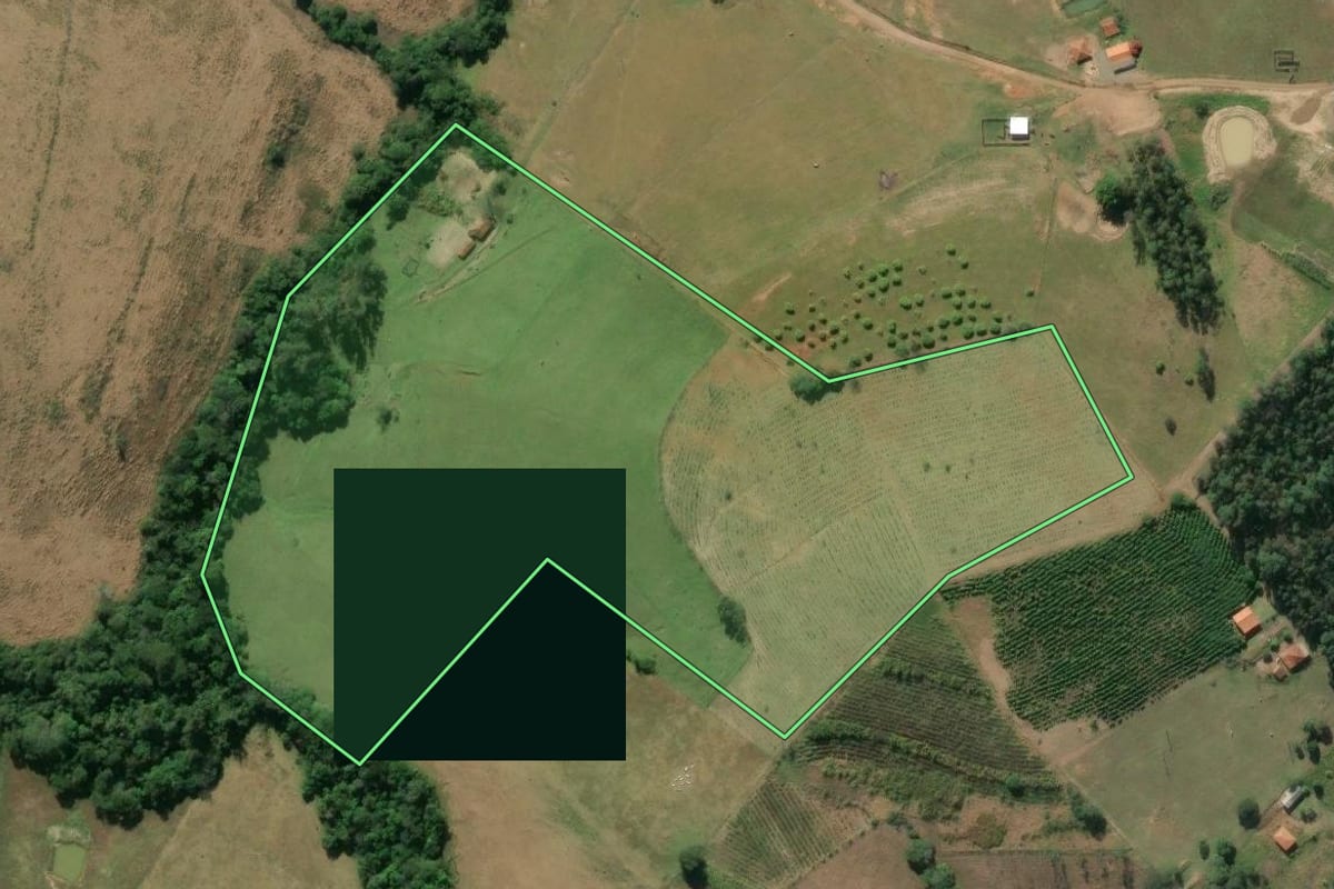 Imagem de satélite do imóvel rural em Joaquim Távora (PR), com o contorno declarado no CAR desenhado por cima.