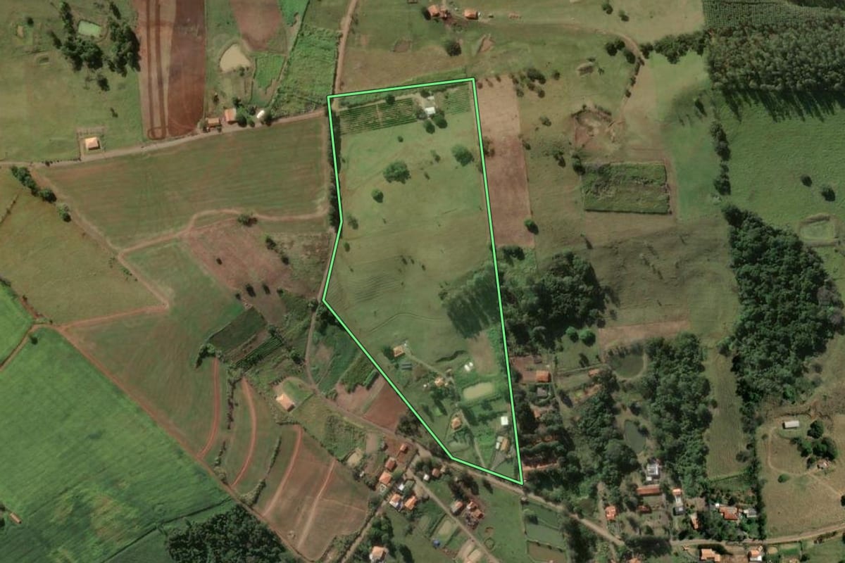 Imagem de satélite do imóvel rural em Joaquim Távora (PR), com o contorno declarado no CAR desenhado por cima.