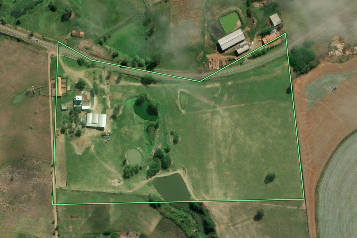 Imagem de satélite do imóvel rural em Jundiaí do Sul (PR), com o contorno declarado no CAR desenhado por cima.